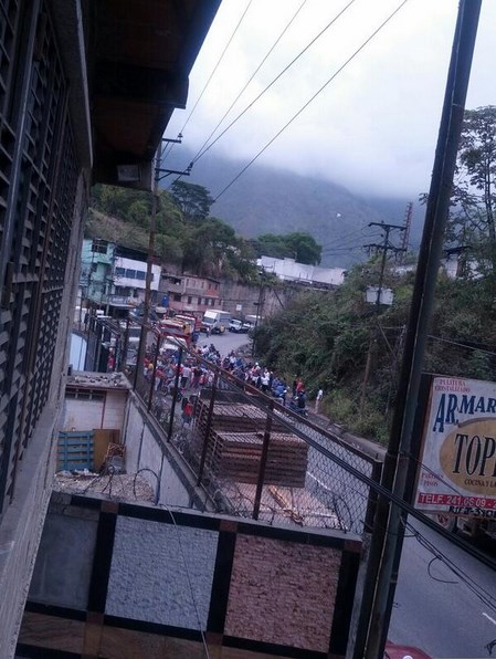 Protestan frente a Hidrocapital en la carretera Petare-Santa Lucía (Fotos)