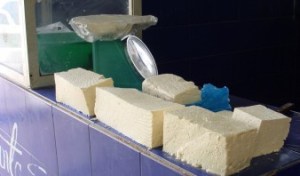 Baja producción de leche infla precios del queso
