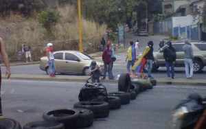 Con barricadas trancan autopista Prados del Este sentido La Trinidad #12Jun (Fotos)