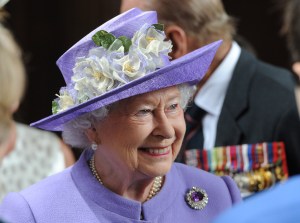 La reina de Inglaterra bautizará su portaaviones con whisky