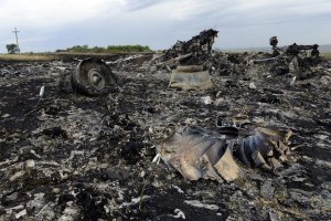 Hallan posibles partes de misil BUK donde cayó vuelo MH17 en Ucrania