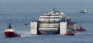 El Costa Concordia concluyó su último viaje y se prepara para su demolición (Fotos)