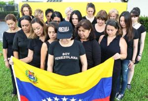 Vestidos de negro conmemoraron la independencia de Venezuela