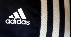 El anuncio de Adidas que muestra pechos desnudos incendia las redes