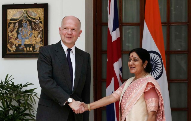 Secretario de Relaciones Exteriores, William Hague, de Gran Bretaña (L) estrecha la mano del ministro de Relaciones Exteriores de la India Sushma Swaraj antes de su reunión en Nueva Delhi (foto Adnan Abidi / Reuters)