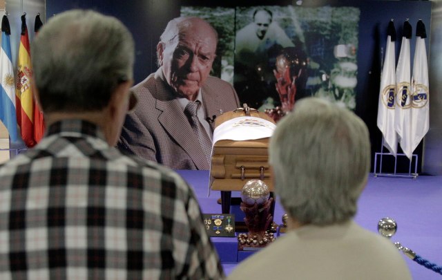 People pay their respects at the coffin of former Real Madrid player Di Stefano during his wake at Santiago Bernabeu stadium in Madrid