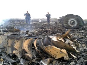 Separatistas prorrusos dicen que el avión malasio fue derribado por un caza ucraniano