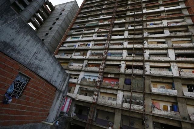 Imagen de archivo de la cara occidental del rascacielos "Torre de David" en Caracas