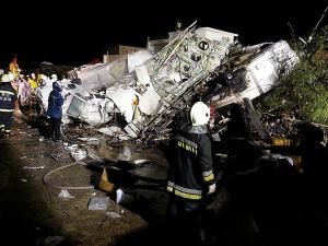 Primeras imágenes del avión accidentado en Taiwán (Video)