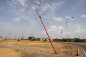 Poste eléctrico a punto de caerse cerca del parque “Hugo Chávez” (Foto)