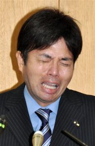 Video de un político japonés llorando es todo un éxito en internet