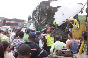 Choque entre dos autobuses dejó ocho muertos y 51 heridos (Fotos)