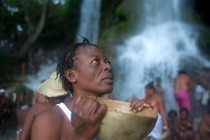 Haitianos celebran rito vudú en una cascada (Foto)