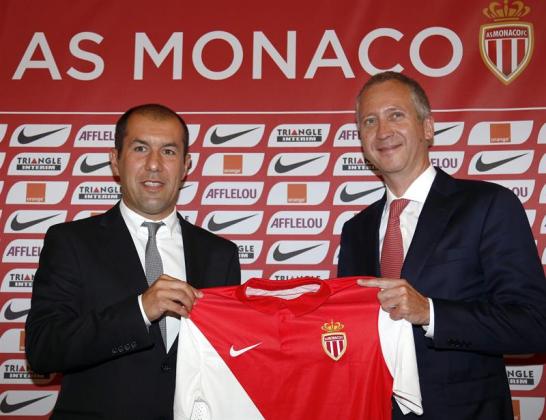 El nuevo entrenador del equipo de la liga francesa AS Mónaco, el portugués Leonardo Jardim (i), y el director deportivo del club, Vadim Vasilev (d), posan con una camiseta del equipo. Foto EFE