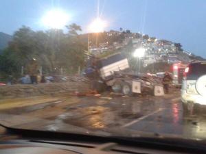 Gandola volcada en la Caracas-La Guaira (Fotos)