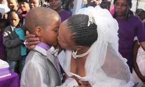 Niño de 9 años se casa con una mujer de 62 años por segunda vez