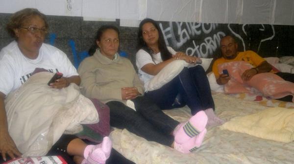 Padres de los @JovenesVzlanos presos siguen frente a la Torre HP (Foto) #26J