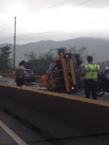 Camión volcado en la Panamericana genera fuerte cola este #28Jul (Fotos)