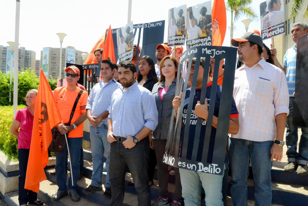 Exigieron cese de “carnicería judicial” contra Leopoldo frente al Palacio de Justicia en Maracaibo (Fotos)