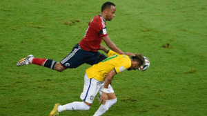 El Napoli respalda a Zúñiga en polémica por lesión Neymar