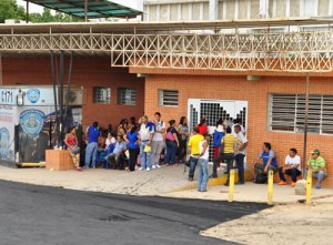 Alrededor de 1.000 bolívares diarios gastan familiares de pacientes en la Chet