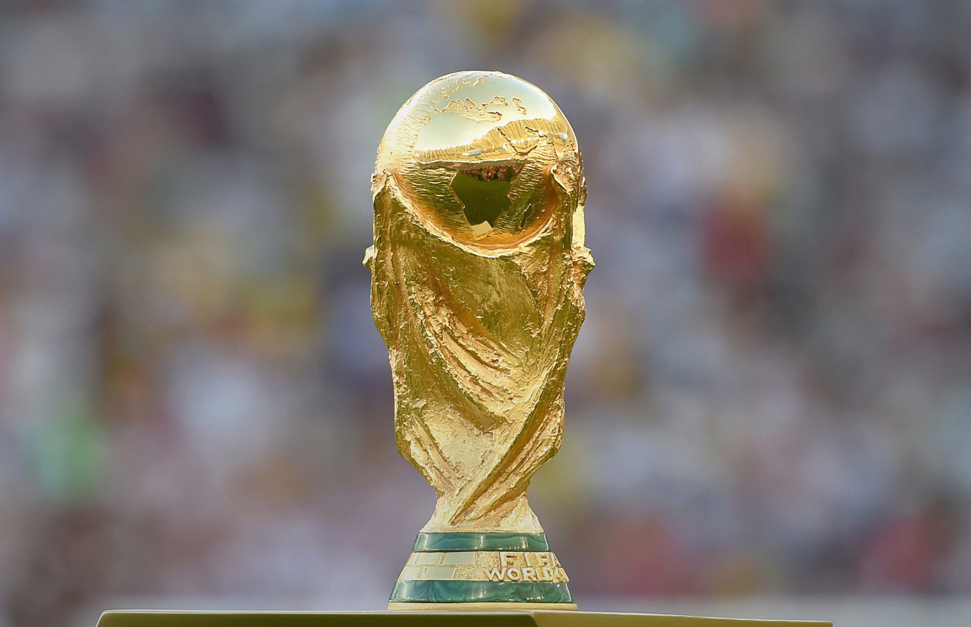 Tu wallpaper futbolístico lo protagoniza la ¡Copa del Mundo! con este par  de imágenes 