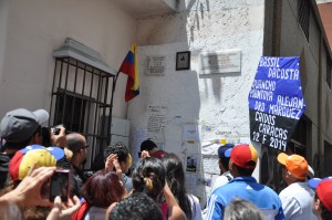Caraqueños y estudiantes develaron placas en homenaje a caídos en protestas desde el 12F (Fotos)