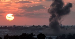 Tres niños mueren en bombardeo israelí en Gaza