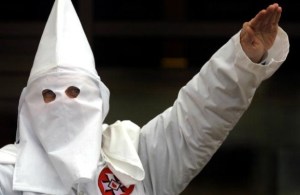 El “Ku Klux Klan” reparte caramelos para tentar a los ciudadanos unirse a la organización