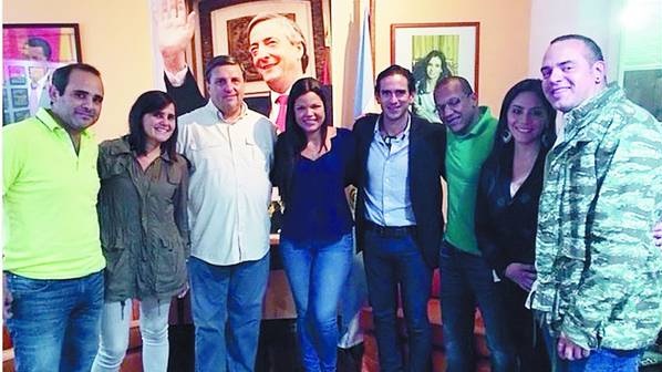Vínculos. La hija de Hugo Chávez, en el centro, compartió una foto con Cheppi y los Vignati, a su derecha.