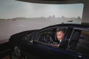 Obama queda “mareado” tras probar un simulador de conducción