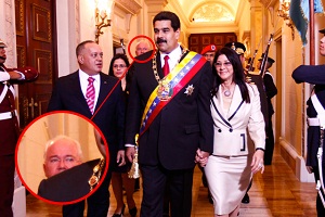¿Y Rafael Ramírez? Ahí, pegaíto a Maduro (fotodetalle)