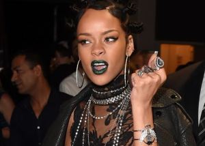 Rihanna se defiende, no estaba consumiendo cocaína sino marihuana… What?