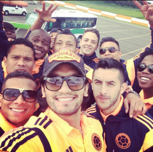 No te pierdas el selfie de la selección colombiana al llegar a su país