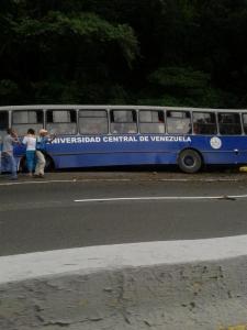 Autobús de la UCV se encunetó en la ARC (Fotos)