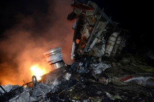 Mueren 298 personas, 80 niños, en avión malasio derribado en zona de conflicto de Ucrania