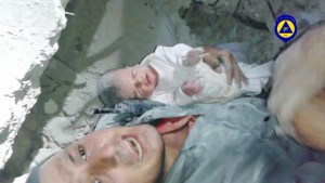 El milagroso rescate de un bebé sirio bajo los escombros (Video)
