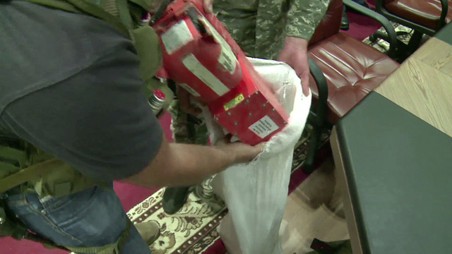 Rebeldes entregan las dos cajas negras del avión Malaysia Airlines (Video)