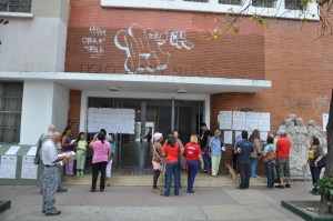 Mira el gentío del Psuv que fue a votar en el Liceo Andrés Bello (Fotos)