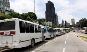 Al menos 1.600 buses parados por falta de cauchos y repuestos en Vargas