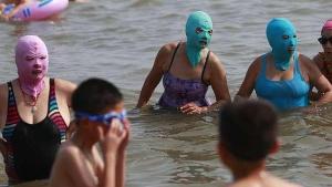 Mujeres ahora usan bikini facial para no broncearse (Fotos)
