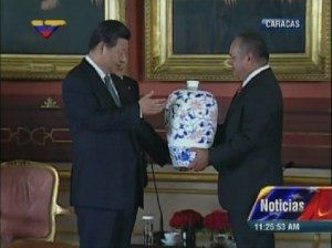 Esto fue lo que le regaló el presidente chino a Diosdado Cabello (Fotos + Video)