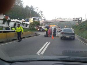 Fuerte cola en la Panamericana por camioneta volcada en la vía (Foto)