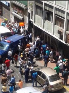 Después del asesinato de un comerciante, vecinos de La Candelaria protestaron en las calles (Fotos)