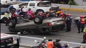Reportan fuerte cola en la Caracas-La Guaira por choque múltiple