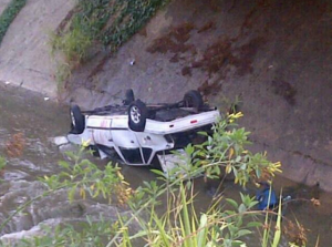 Un carro cayó al río Guaire (Foto)