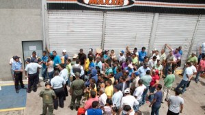 Venezolanos madrugan para adquirir cauchos