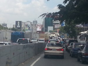 Colapsada la autopista Francisco Fajardo por cadáver en el Guaire (Fotos)