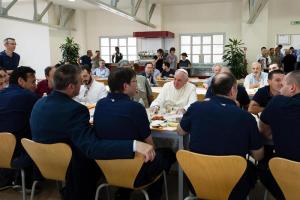 El papa Francisco almorzó con trabajadores del Vaticano en una cantina laboral (Fotos)