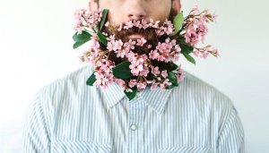 ¡Ah bueno! La última tendencia hipster… florecitas en la barba (FOTOS)